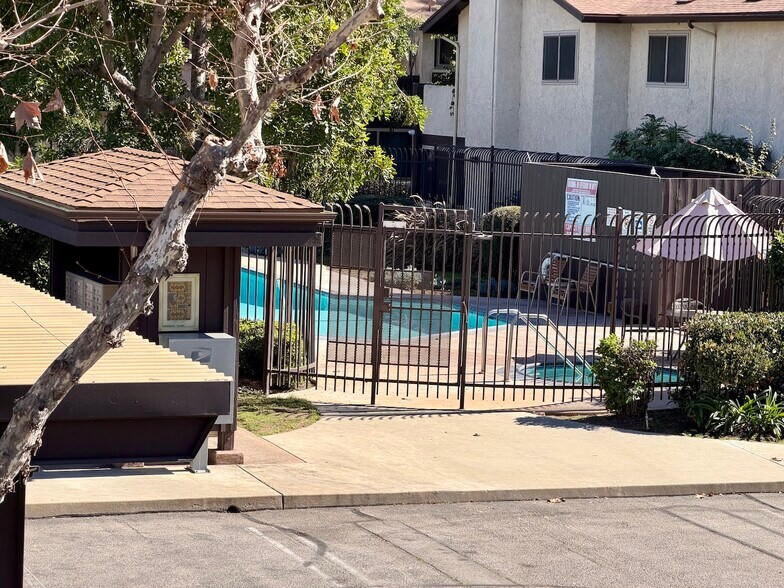 Building Photo - 6716 Clybourn Ave