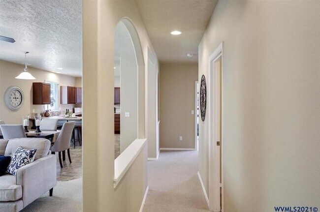 Building Photo - 848 NE Millstream Pl