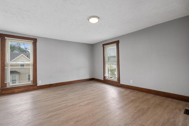 Building Photo - Large 4 Bedroom Home