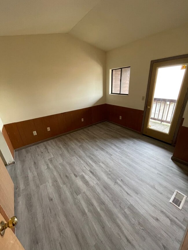 Building Photo - OSU Gateway 3 bedroom 1 1/2 bath 3 level t...