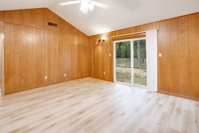 Building Photo - AUGUST PRE-LEASE! 3 bed, 2 bath home in Eastgate!