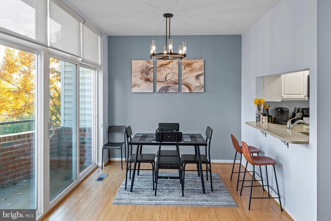 Building Photo - 301 S Reynolds St