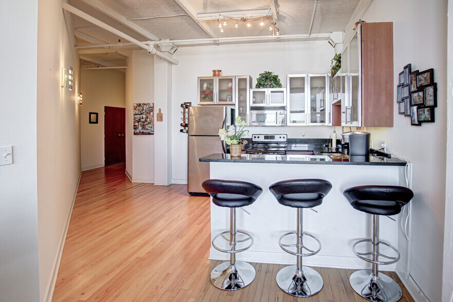 Building Photo - 1133 W 9th St