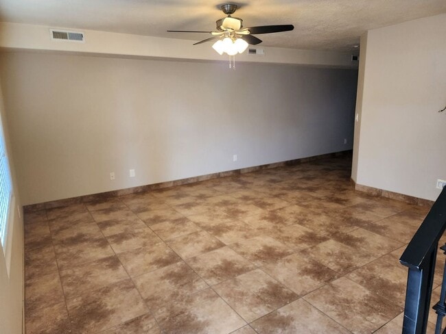 Building Photo - Charming Townhome