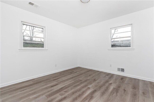 Building Photo - 1847 Elmwood Dr