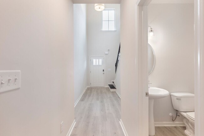 Building Photo - Gorgeous 4/3 w/ 2-Car Garage in New Hawthorne Station Subdivision in College Park!