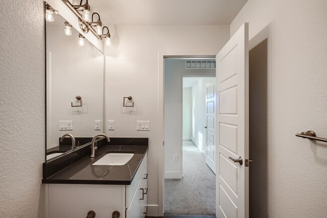 Building Photo - Stylish 3 bed/4 bath Town Home