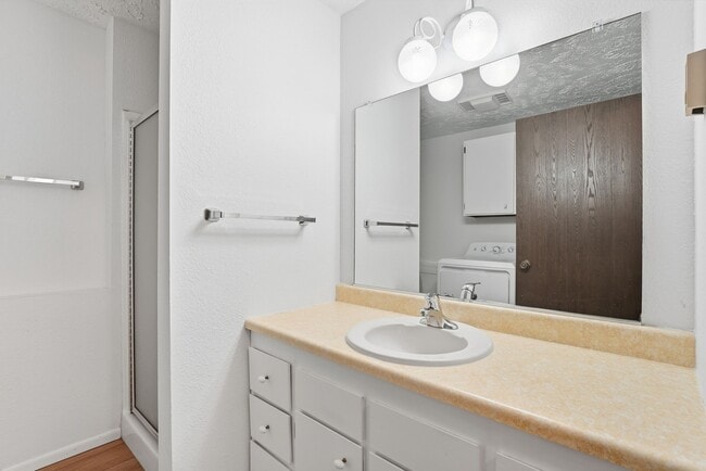 Building Photo - 820 S Liberty Dr