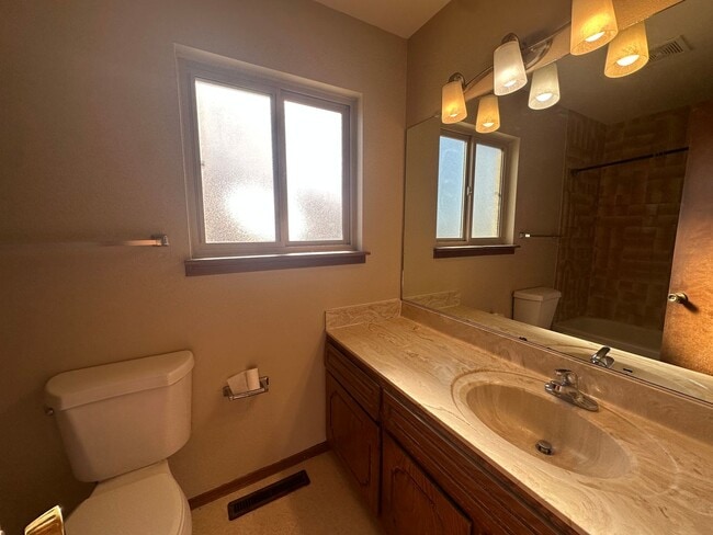 Building Photo - 3 Bedroom 2 Bathroom Home available to ren...