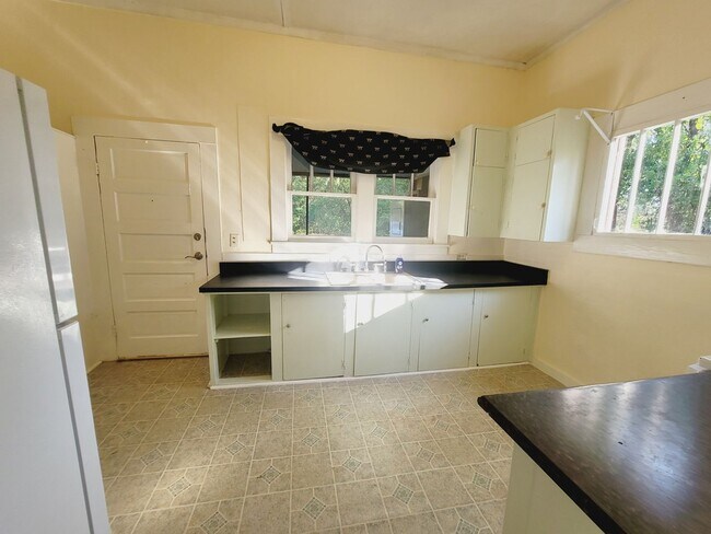 Building Photo - PRIVATE & Spacious 2/1 SE House on 1 Acre w/ Wood Floors, Washer/Dryer, & Screened Porch! Avail N...