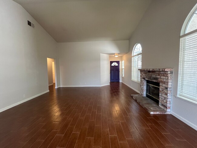 Building Photo - Upgraded Duplex Located Near Parks, Folsom...