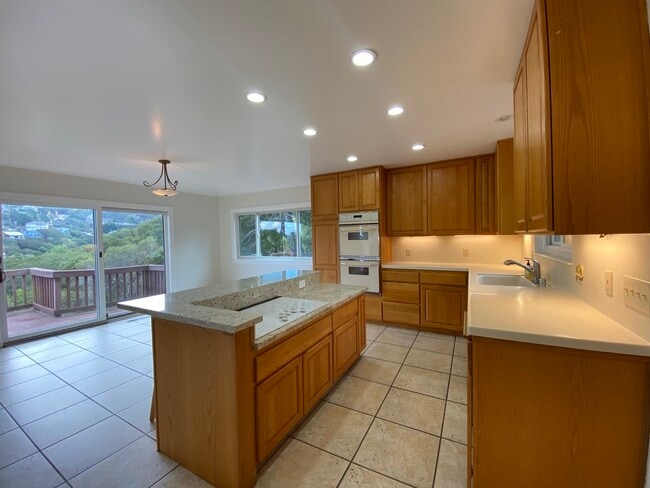 Building Photo - 845 Viewridge Dr