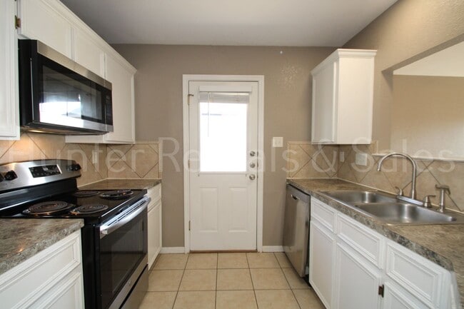 Building Photo - Quiet Area with No Backyard Neighbors