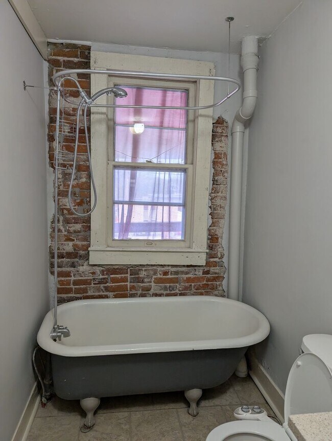 Building Photo - 409 Main St