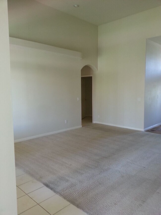 Building Photo - Spacious Home in The Boulders