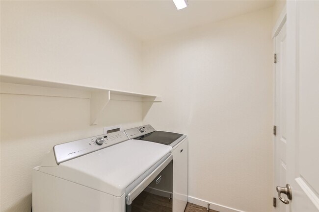 Building Photo - Modern 3BR Townhome | 2-Car Garage | Pool, Gym & Light Rail Access