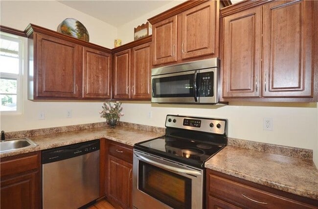 Building Photo - Adorable 2 Bed, 1 Bath Home in South Fayette - Covered Porches, Large Yard - Available as early a...