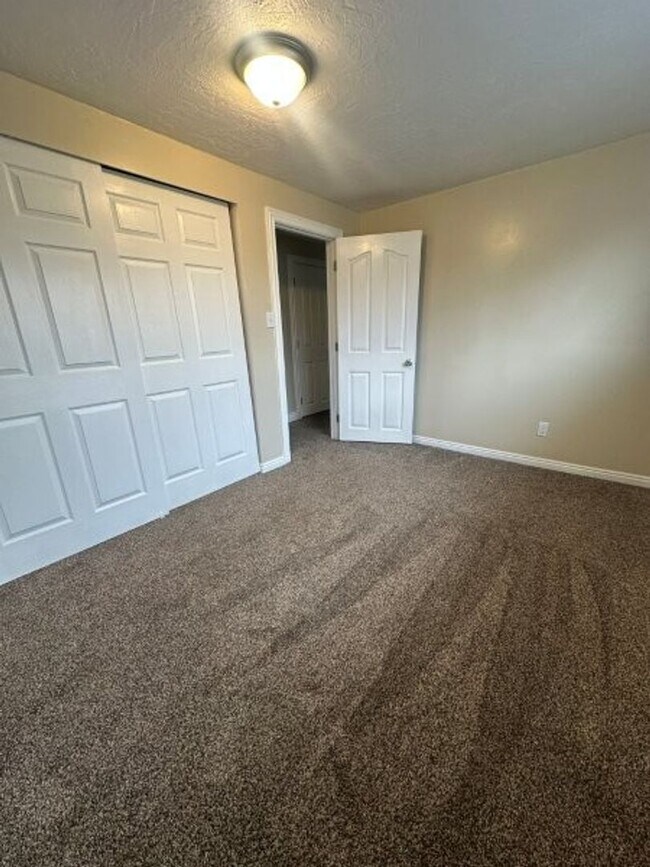 Building Photo - Spacious & Affordable! 5 Bed 2 Bath Home f...