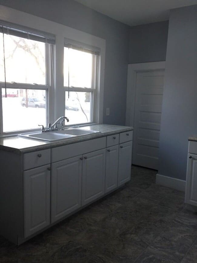 Building Photo - Beautiful new exterior on classic Harters Heights 4 bedroom (3 full baths) blocks from ND.