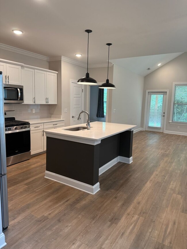 Building Photo - Easy access in Red Bank