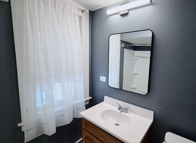 Building Photo - 554 Dubuque St