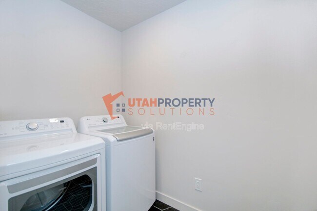 Building Photo - 2697 N Snowberry Dr