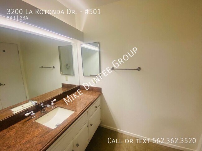 Building Photo - 3200 La Rotonda Dr
