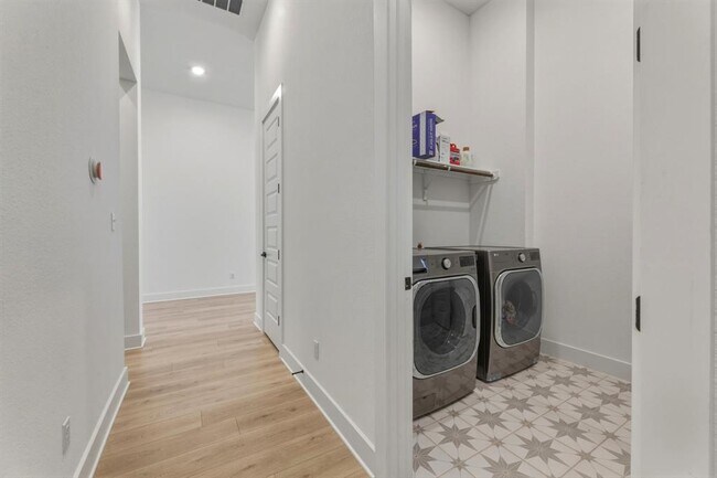 Building Photo - 2941 Delaware St