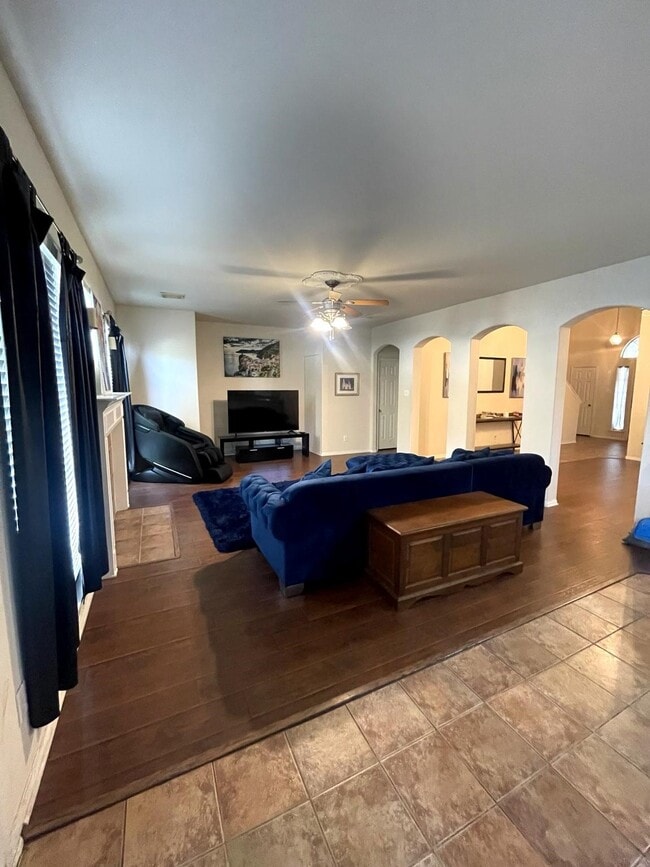 Building Photo - 931 N Sky Dr