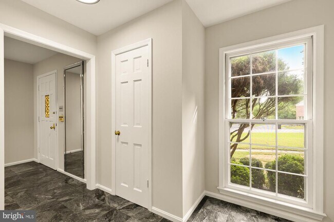 Building Photo - 11000 Rosemont Dr