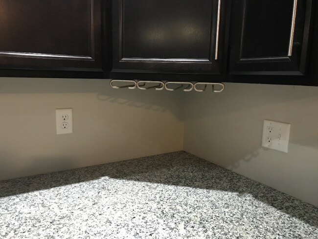 Building Photo - 868 1/2 S Main St