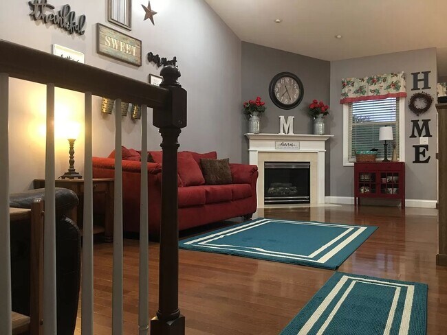 Building Photo - Beautiful 5 Bedroom 3 Bath home Sherman Il...