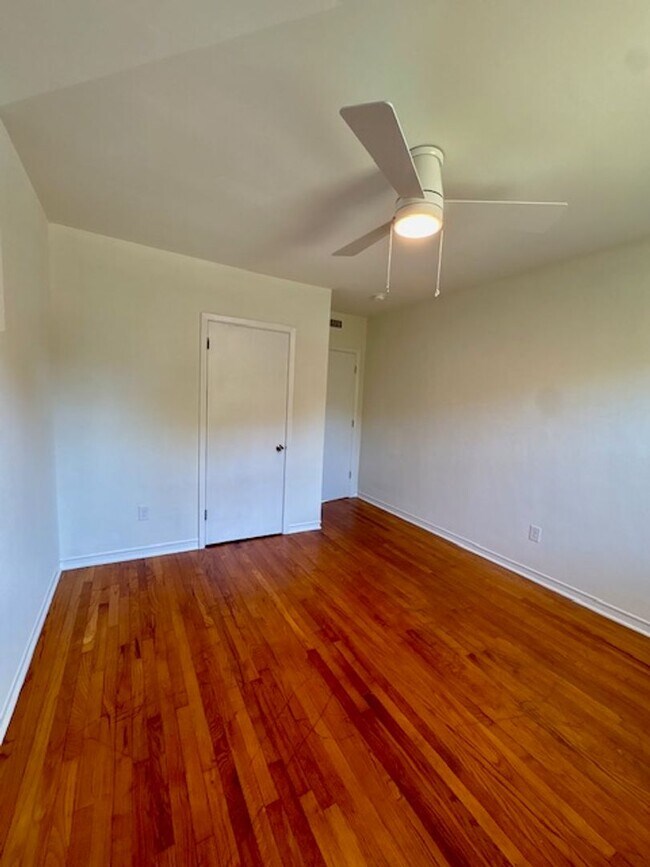 Building Photo - Fully Renovated Three Bedrooms Condo in South Windermere