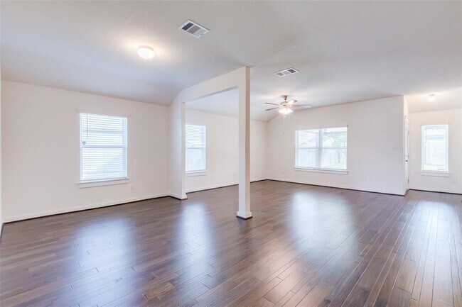 Building Photo - 741 Carol Dr