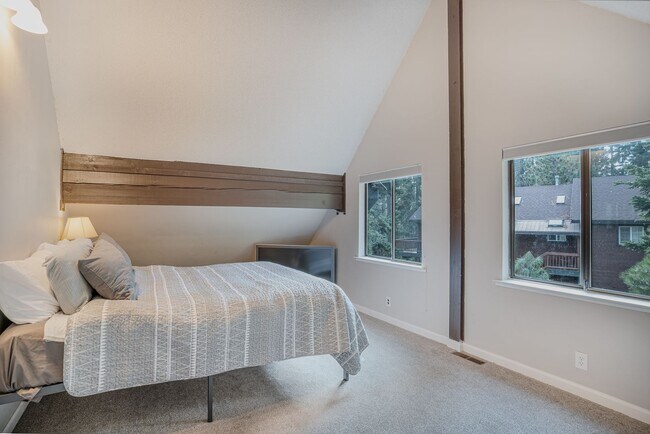 Building Photo - SKI LEASE:  Family Home with 1-Car Garage,...