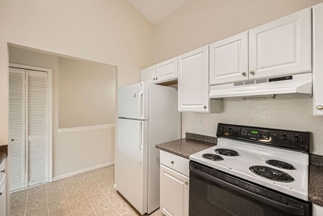 Building Photo - 2 Bedroom, 1 1/2 Half Bath, End Unit Townhome!