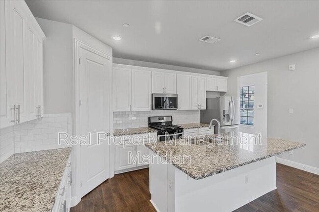 Building Photo - 815 Ponds Edge Ln