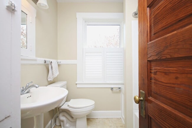 Building Photo - Beautiful Country Home With Picturesque Views