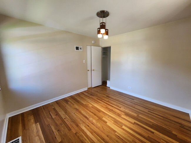 Building Photo - 2 Bed 1 Bath Unit In Great Location of Den...