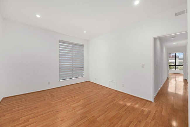 Second en-suite, view 1 - 1745 S Bentley Ave