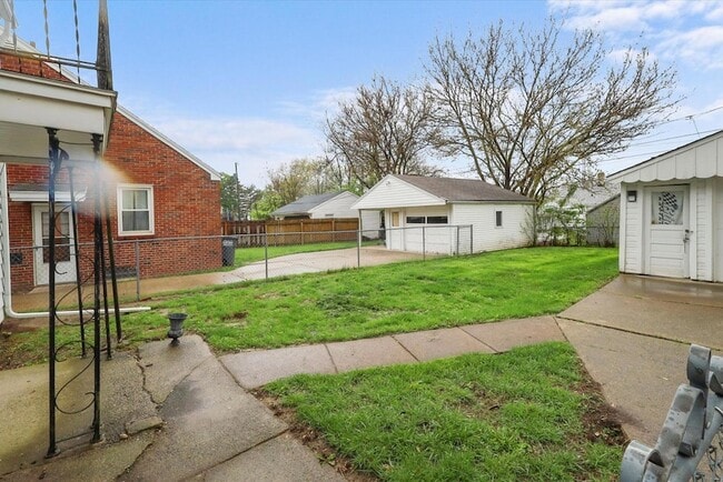Building Photo - 446 W Capistrano Ave