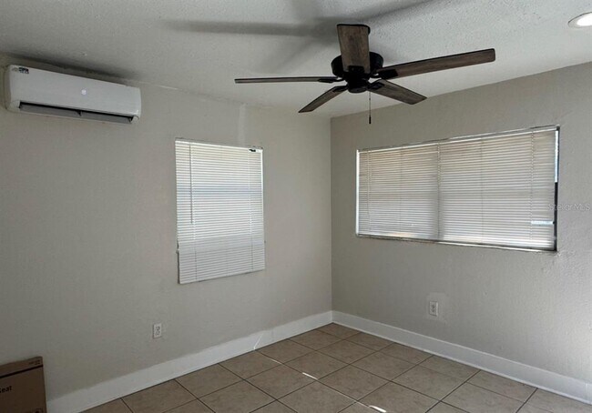 Building Photo - 10022 N Lantana Ave