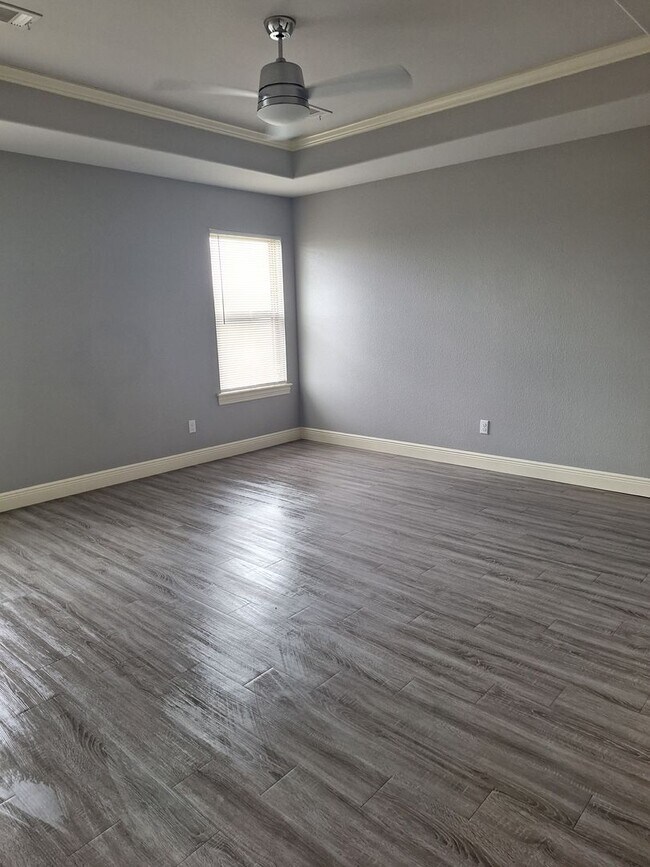 Building Photo - 3 bedroom Duplex