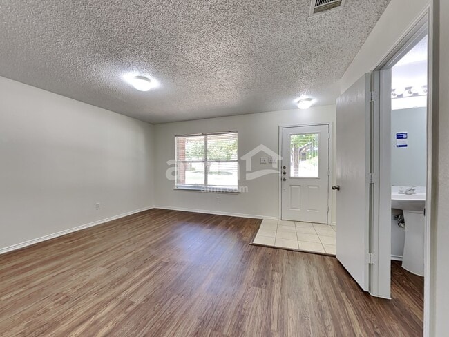 Building Photo - 10408 Wood Leaf Ct