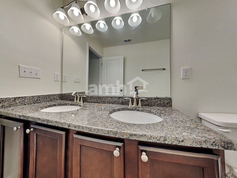 Building Photo - 1005 Walden Pond Dr