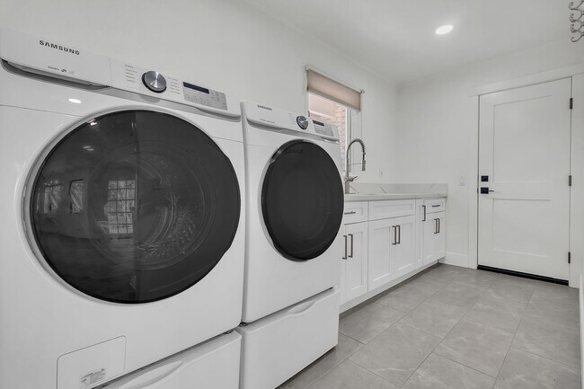 Building Photo - 26232 Glen Canyon Dr