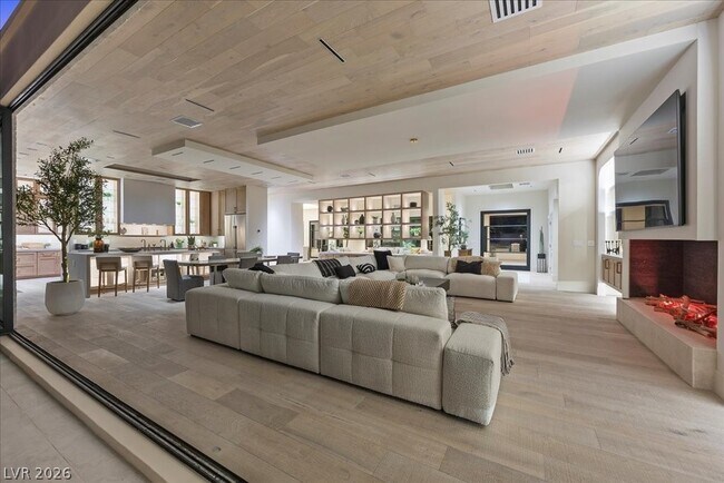 Building Photo - 2401 Driftwood Dr