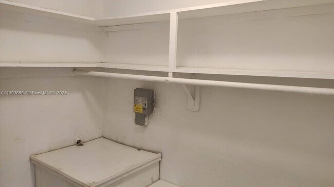 Building Photo - 1860 Venice Park Dr