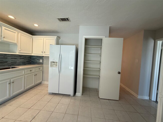 Building Photo - 9503 Homeland Dr