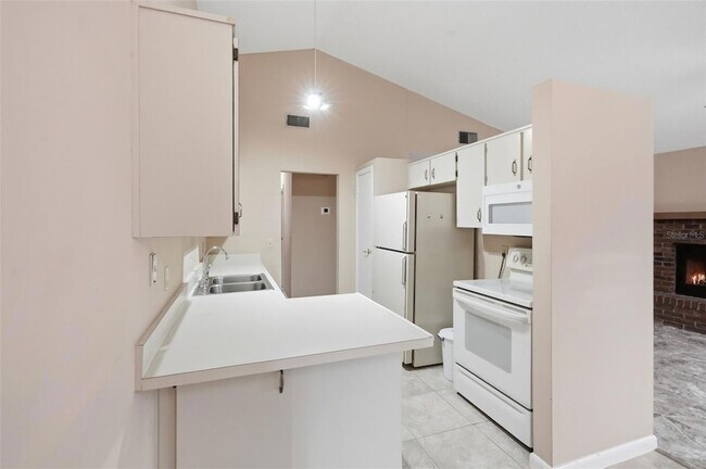 Building Photo - 754 Summerland Dr